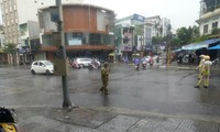 Đường phố Đà Nẵng ngập sâu trong biển nước, CSGT đội mưa phân luồng