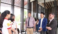 Các thí sinh tham dự vòng chung kết cuộc thi Hoa khôi Sinh viên Việt Nam 2018 tự tin bước vào phần thi hùng biện tiếng Anh