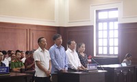 Các bị cáo Trần Thị Dung, Trương Huy Liệu, Đỗ Lý Nhi và Lê Xuân Thành (từ phải sang trái) tại phiên tòa phúc thẩm
