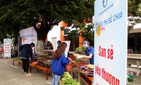 “Siêu thị sẻ chia 0 đồng” được đồng loạt tổ chức tại 3 điểm trường ĐH, CĐ trên địa bàn Đà Nẵng nhằm giúp đỡ các sinh viên “kẹt” lại vì cách ly xã hội vượt qua thời điểm khó khăn. Ảnh: Giang Thanh