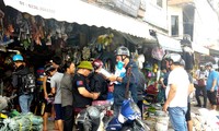 Người dân Đà Nẵng hối hả mua đồ chằng chống nhà cửa trước bão số 9