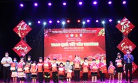 Thành Đoàn - Hội đồng Đội TP Đà Nẵng trao 30 suất quà và 200 phần quà Tết cho các em học sinh, thiếu nhi trên địa bàn