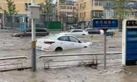Đợt mưa lớn nhất trong 140 năm ở Trung Quốc: Nước lụt sập cả tầng hầm để xe