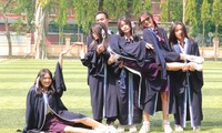 Teen THPT Nguyễn Thị Minh Khai khoe dáng tốt nghiệp trong bộ áo thụng “độc quyền”