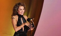 Lần đầu thắng Grammy nhưng Miley Cyrus không nhắc đến bố trong bài phát biểu