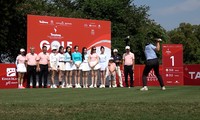 Cú phát bóng khai mạc Giải Tiền Phong Golf Championship 2023