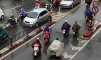 Giao thông Hà Nội hỗn loạn dưới cơn mưa đầu mùa