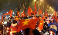 Bất chấp mưa nặng hạt, hàng ngàn người vẫn xuống đường mừng U23 Việt Nam