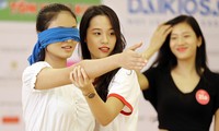 Thí sinh Hoa hậu Việt Nam bịt mắt tập catwalk