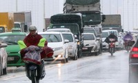 Nhiều tuyến đường, nút giao thông Hà Nội tê liệt sau mưa lớn kéo dài