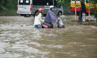 Sau mưa lớn nửa ngày, nút giao đại lộ Thăng Long vẫn mênh mông nước