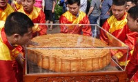 Rộn ràng lễ rước cặp bánh Trung thu truyền thống lớn nhất Việt Nam tại Hà Nội