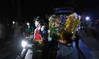 Người dân Hạ Lôi chở hoa đi bán trong đêm ngay khi lệnh cách ly được dỡ bỏ