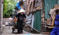 Nắng nóng đeo bám người dân xóm ngụ cư Hà Nội