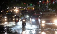 Nhiều tuyến phố biến thành sông sau cơn mưa lớn, giao thông ùn tắc khắp nơi trong đêm