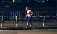 Bất chấp lệnh ở nhà, nhiều người Hà Nội vẫn ra đường tập thể dục từ tờ mờ sáng