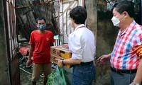 Người dân nghèo mắc kẹt lại Hà Nội giữa đại dịch được nhận hỗ trợ