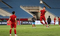 Đội tuyển Việt Nam đón trung vệ Bùi Tiến Dũng trở lại trong buổi tập trên sân Mỹ Đình 