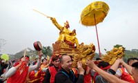 Hàng nghìn người xem nghi lễ rước &apos;vua sống&apos; có một không hai ở Hà Nội
