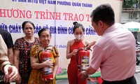 Hà Nội: Tặng hàng trăm bình chữa cháy cho người dân trước mùa nguy cơ cháy nổ cao