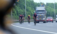 Những đoàn xe đạp &apos;đua với tử thần&apos; trên cao tốc 80km/giờ