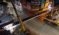 Đóng đường, xuyên đêm lắp đặt xong một trong hai dầm cầu tại nút giao Nguyễn Văn Cừ - Hồng Tiến