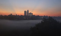 Hiện tượng sương khói mờ ảo lạ kỳ dưới cầu Long Biên
