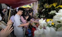 Người dân Hà Nội đặt hoa tưởng niệm 56 nạn nhân vụ cháy chung cư