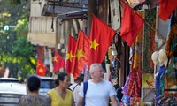 Đường phố Hà Nội rực rỡ cờ hoa chào mừng Ngày Giải phóng Thủ đô 