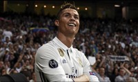 Ronaldo ăn mừng hat-trick.