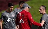 HLV Ancelotti khẳng định Lewandowski sẽ không rời Bayern Munich.