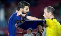 2 CĐV gốc châu Á của Barcelona ăn mừng khi Pique bị truất quyền thi đấu.