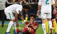 Mohamed Salah dính chấn thương nặng ở vai.