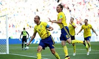 Các cầu thủ Thụy Điển ăn mừng bàn mở tỷ số.