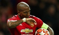 Ashley Young là cầu thủ M.U chơi tệ nhất trước Barcelona.