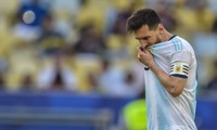 Messi phàn nàn về mặt sân tại Copa America 2019.