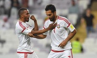 Ali Ahmed Mabkhout (phải) tỏa sáng giúp UAE ngược dòng trước Malaysia