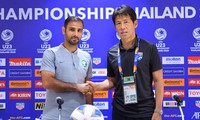 HLV Saad Ali Al Shehri của U23 Saudi Arabia bắt tay HLV Akira Nishino của U23 Thái Lan.