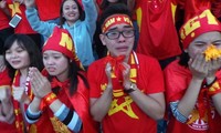 Hàng vạn cổ động viên trên sân Hàng Đẫy vỡ òa cảm xúc khi hậu vệ Vũ Văn Thanh thực hiện thành công quả penalty cuối cùng đưa Việt Nam vào chung kết lịch sử của giải U23 Châu Á
