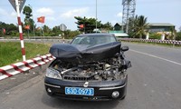 Trưa 17/2 trên cầu Rạch Miễu đã xảy ra một vụ tai nạn giữa xe ô tô con và một xe ô tô khác. May mắn vụ tai nạn không gây thiệt hại về người nhưng xe ô tô con nát đầu sau tai nạn.
