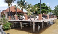 Chủ dự án Cồn Khương River Side Resort đã xây dựng mục công trình kiên cố vị phạm lấn chiếm ra sông Hậu (Ảnh Nhật Huy).