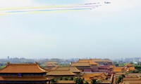 Máy bay bay trên Tử Cấm Thành trong màn tập dượt trình diễn tại Bắc Kinh. Hơn 10.000 binh sĩ cùng hơn 500 xe quân sự, khoảng 200 máy bay tham gia buổi diễn tập. Ảnh: Reuters