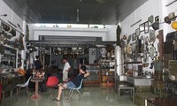 Không gian quán cafe Độc ngay ngã ba Vĩnh Điện vừa là nhà riêng của gia đình Hiền và là nơi Hiền trưng bày gần 1.000 kỷ vật chiến tranh mà anh kỳ công sưu tầm suốt hơn 6 năm qua. Đây trở thành nơi lui tới của giới mê đồ cổ, sưu tầm kỷ vật chiến tranh. 