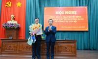 Ông Dương Văn Trang - Bí thư Tỉnh ủy Kon Tum trao quyết định và tặng hoa chúc mừng cho tân Phó Bí thư Tỉnh ủy