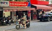 Người Hà Nội ‘khóc thét’ vì cây xăng đóng cửa, uất ức mua 30.000 đồng/lít ở vỉa hè