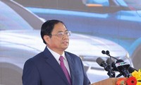 Thủ tướng bấm nút xuất khẩu 999 ô tô Việt đầu tiên sang Mỹ
