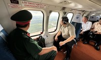 Thủ tướng đi trực thăng thị sát tình hình sạt lở Đồng bằng sông Cửu Long