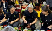 Chủ tịch Nvidia kể chuyện ăn vỉa hè, hứa quay lại Việt Nam