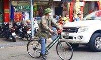 Cụ ông gần 80 tuổi đạp xe hơn 10 km đi mua vàng vía Thần tài