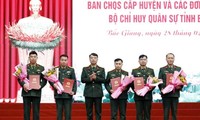 Lãnh đạo Bộ CHQS tỉnh Bắc Giang trao quyết định điều động và bổ nhiệm cán bộ.